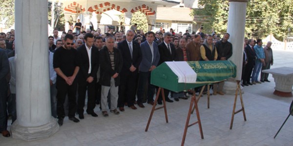 İki kişinin öldüğü yolda fabrika işçilerinden eylem