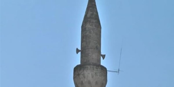 Cami bahçesindeki mezarlar
