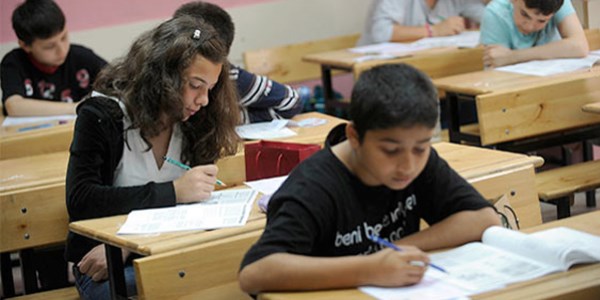 'Cuma namazı vaktinde sınav' polemiği