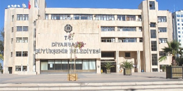 Diyarbakır Büyükşehir Belediyesi'ne bu yıl bayrak asılmadı