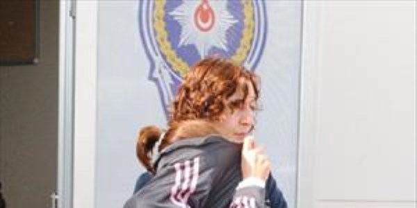 Arkadaşının kredi kartını izinsiz kullanan kıza 3 yıl hapis