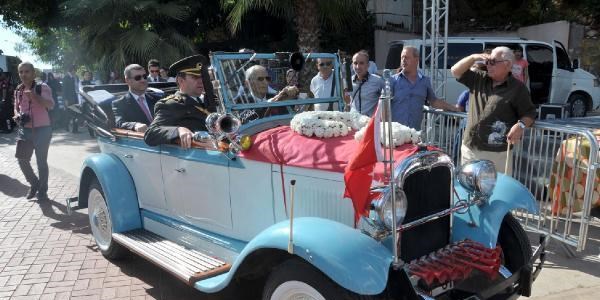 Atatürk'ün bindiği otomobil bayrama katıldı