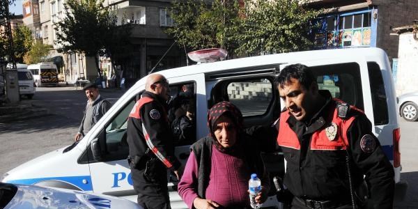 Sokak ortasında kadının parmağındaki yüzüğü gasp ettiler
