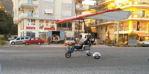 Trafiğe açık alanda paramotorla uçmaya çalıştı
