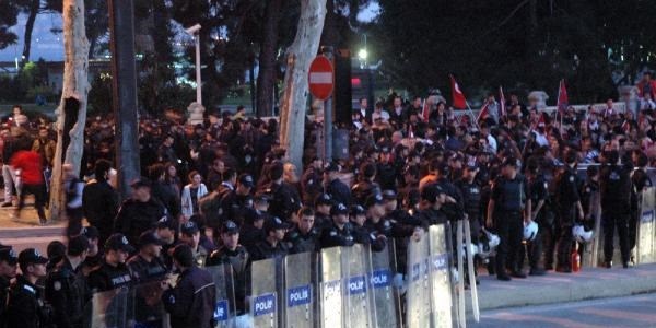 Dolmabahçe Caddesi'ni polis trafige kapadı