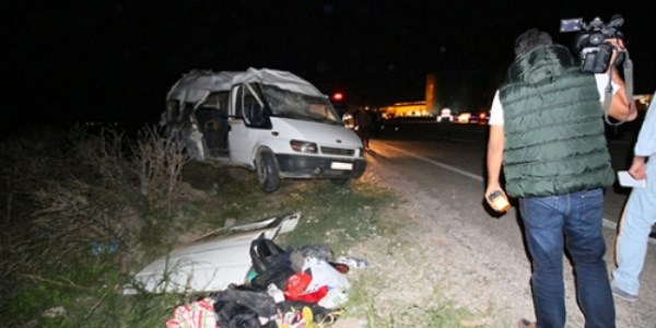 Futbolcuları taşıyan minibüs kaza yaptı: 13 yaralı