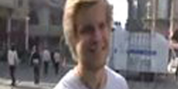 Taksim'de sarılmak bedava etkinliği gerçekleştirildi