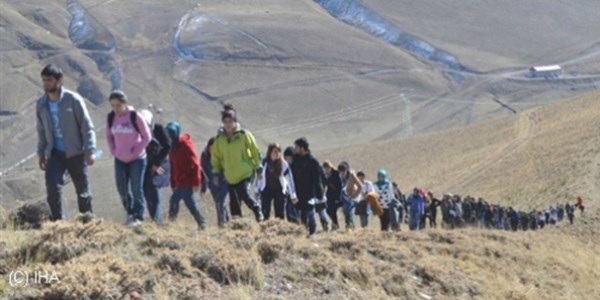 üniversite öğrencileri Palandöken'in zirvesinde dev Türk Bayrağı açtı