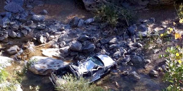 75 metrelik şarampole yuvarlanan kamyonetten sağ çıktılar