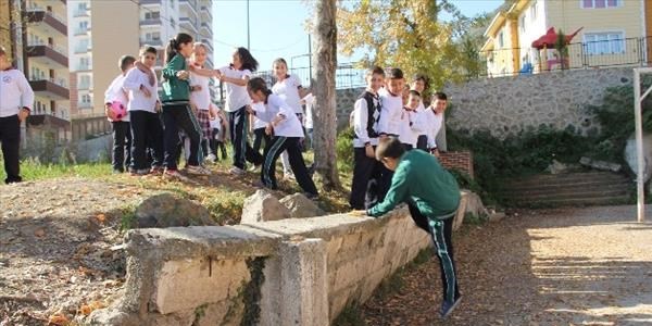 Veliler sırayla okulda nöbet tutuyor!