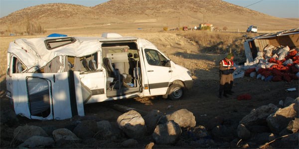 Öğretmen servisi ile kamyon çarpıştı: 10 yaralı