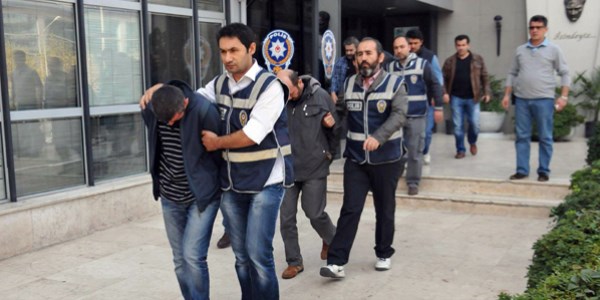 Sahte kimlikle kiraladıkları otomobilleri sattılar