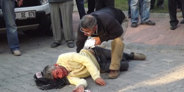 Parkta birlikte alkol aldığı ev arkadaşını sırtından bıçakladı