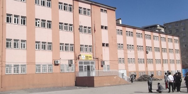 Okul önünde silahlı saldırı