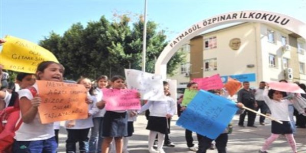 Öğretmenlerinin geri dönmesi için eylem yaptılar