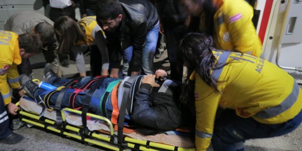 Otomobil kaldırıma çıktı, yayalara çarptı: 2 yaralı