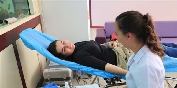 Müdür eşinden kan bağışına anlamlı destek