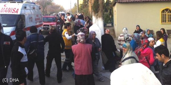 Servis midibüsü mezarlık duvarına çarptı: 20 yaralı