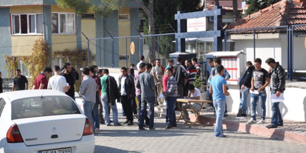 Askerlik kısaldı şube önlerinde kuyruklar uzadı