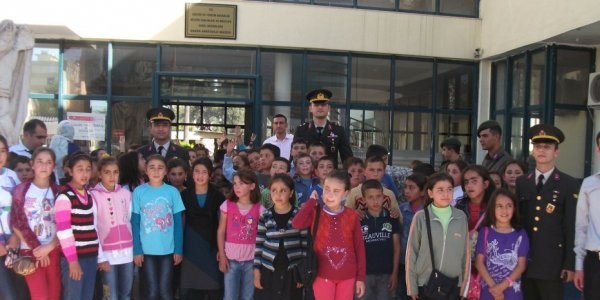 Minikler, jandarma ile eğlendi