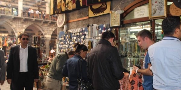 Diyarbakır'a gelen turistler esnafın yüzünü güldürüyor