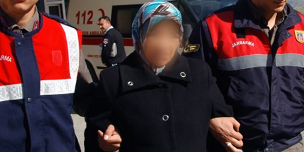Bebeğini diri diri toprağa gömen anne tutuklandı