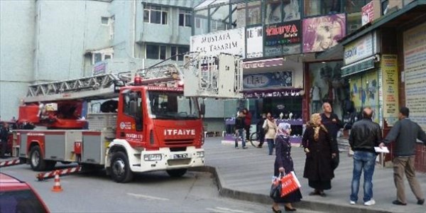 Kırılan cam itfaiye ekipleri tarafından alındı
