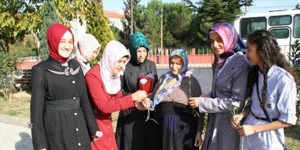 Kız öğrencilerden rehabilitasyon merkezine ziyaret
