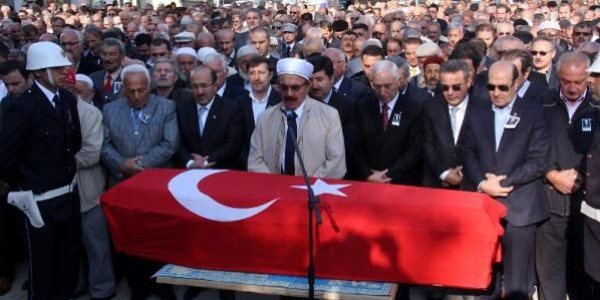 Eski bakan Uzuner son yolculuğuna uğurlandı
