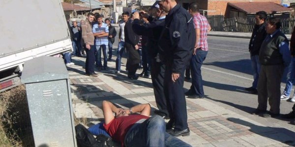 El frenini çekmeyi unuttuğu kamyonet ayağını ezdi