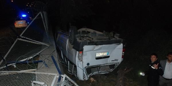 Minibüs, emniyet müdürlüğü bahçesine uçtu: 7 yaralı