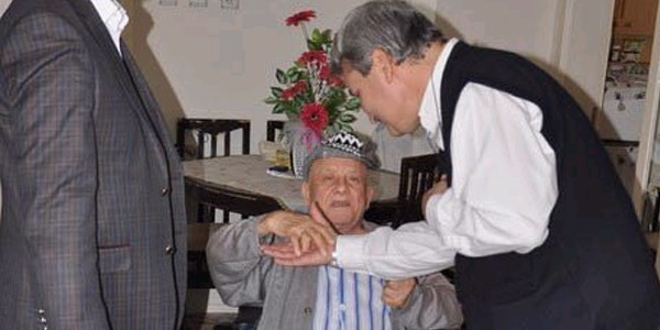 Manisalılar Dernek Başkanı Ramazan tekerlekli sandalye talebini yanıtsız bırakmadı