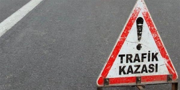 Yolcu otobüsü traktöre çarptı: 1 ölü