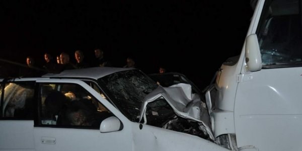 Gönen'de otomobil ile otobüs çarpıştı: 1 ölü, 15 yaralı