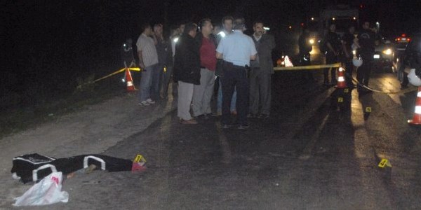Amca çocuklarına aynı yolda iki araç çarptı