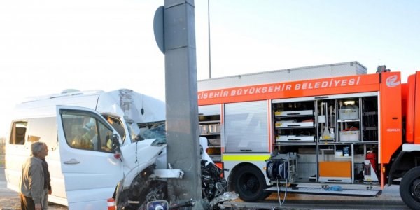 Sirk elemanlarını taşıyan minibüs direğe çarptı: 2 ölü, 9 yaralı