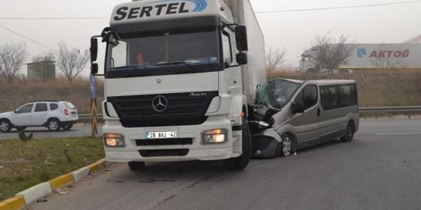 Öğrenci servisiyle kamyon çarpıştı: 8 yaralı