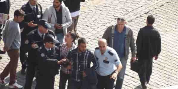 Banka şubesi önünde birbirine girdiler