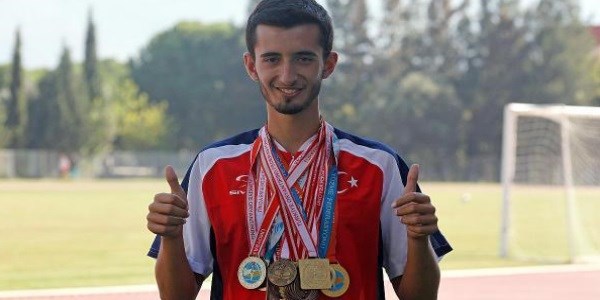 İlik nakli beklerken şampiyonluklara koşuyor