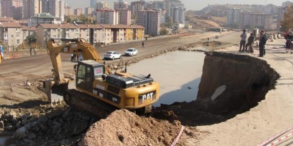 ODTÜ yolunda su borusu patladı, yolda çökme meydana geldi