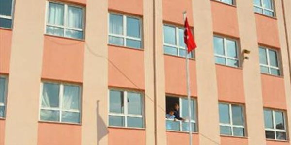 Okul bahçesinde asılı Türk bayrağını yaktılar