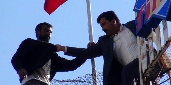 Dershanenin çatısında intihar girişimi