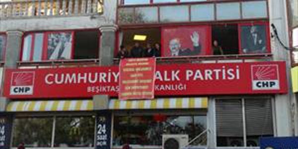 Belediye'ye kızan işçiler, CHP binasını işgal etti