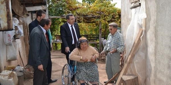 Engelli vatandaşa tekerlekli sandalye