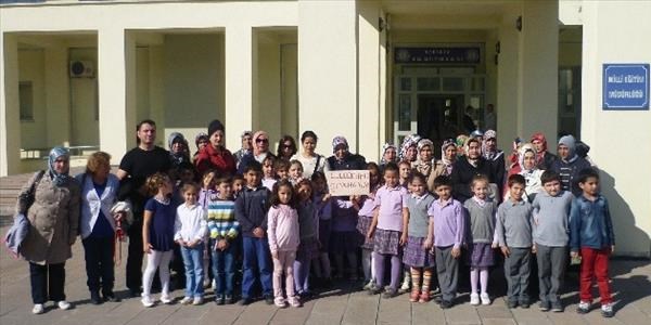 Sürekli öğretmen değişmesi velileri isyan ettirdi