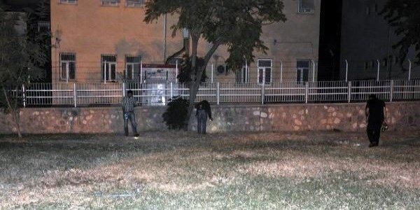 Silopi'de polise el bombalı saldırı:1'i polis 2 yaralı