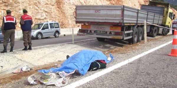 Tır'ın önüne atlayarak intihar etti