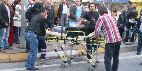 Annesinin yaralandığını gören küçük kız şoka girdi