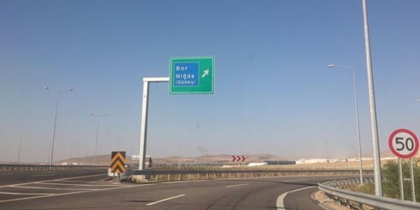 Sürücüleri şaşırtan levha
