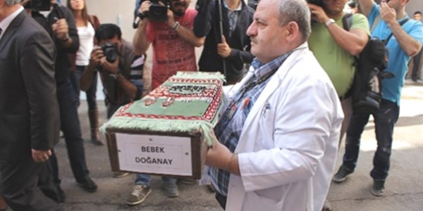 Öğretmenin evde bıraktığı bebeği ilçe protokolü toprağa verdi